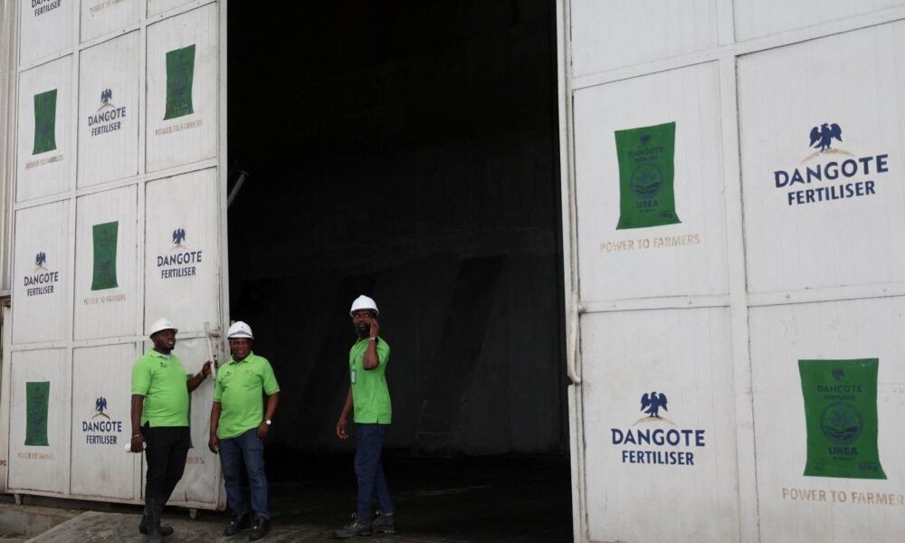 Trabajadores se encuentran en el sitio de la refinería de petróleo y planta de fertilizantes de Dangote Industries en Ibeju Lekki, Lagos, Nigeria, el 6 de abril de 2026 [Sodiq Adelakun/Reuters]