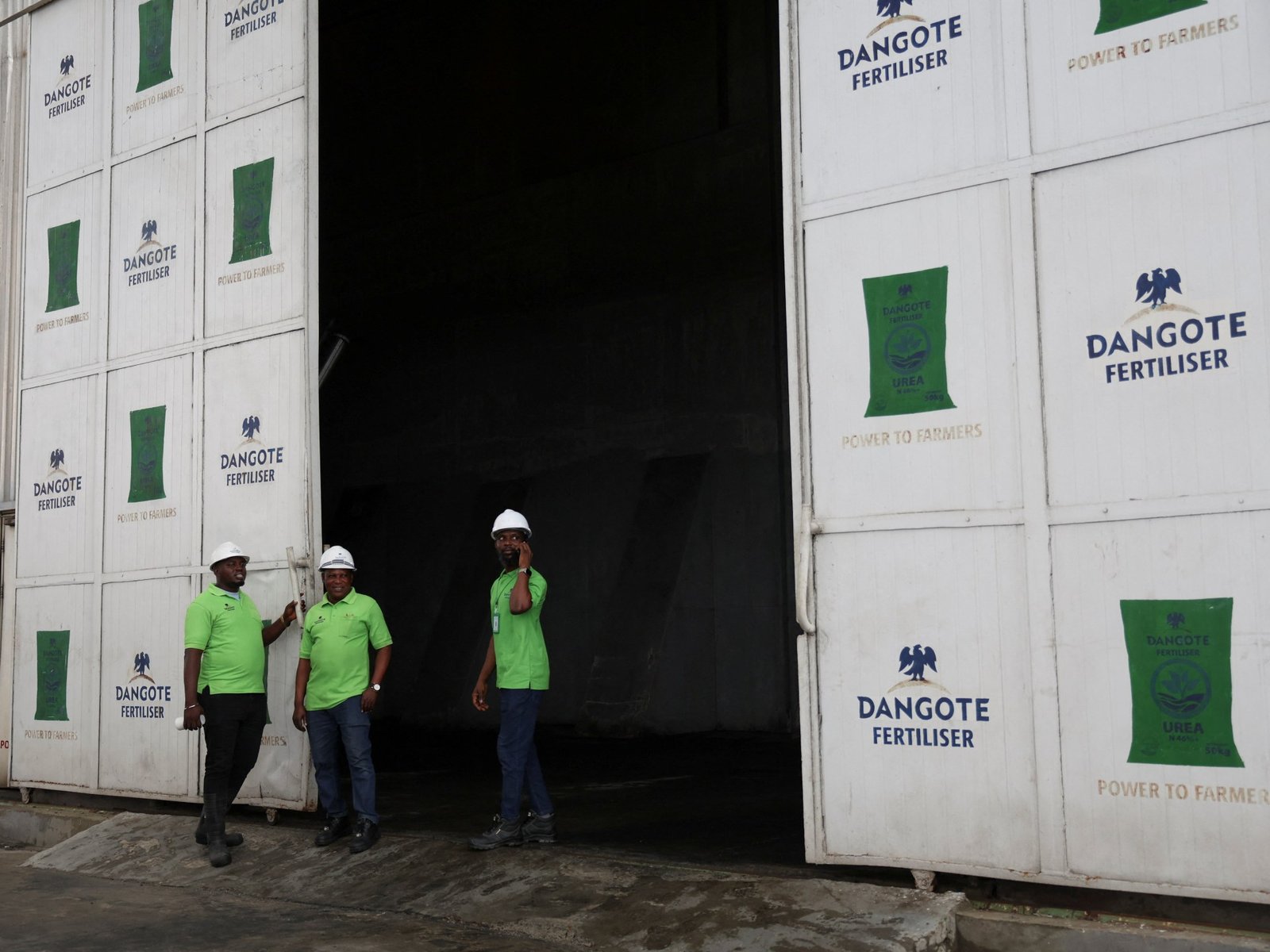 Trabajadores se encuentran en el sitio de la refinería de petróleo y planta de fertilizantes de Dangote Industries en Ibeju Lekki, Lagos, Nigeria, el 6 de abril de 2026 [Sodiq Adelakun/Reuters]