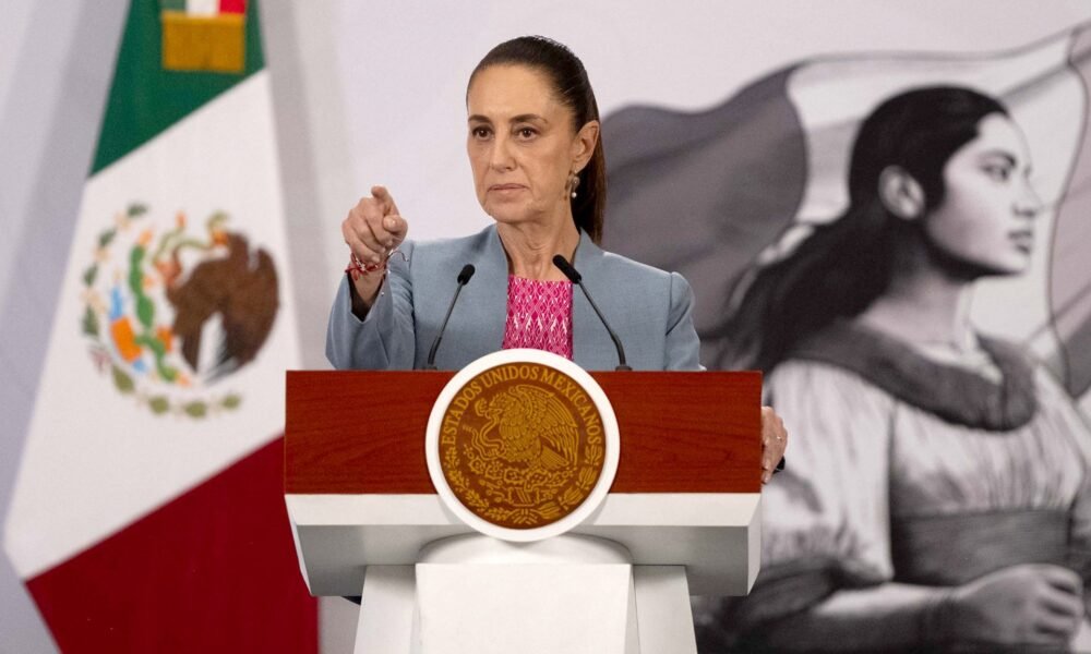 La presidenta de México, Claudia Sheinbaum, habla en una conferencia de prensa matutina en la ciudad de México el 21 de abril [AFP]