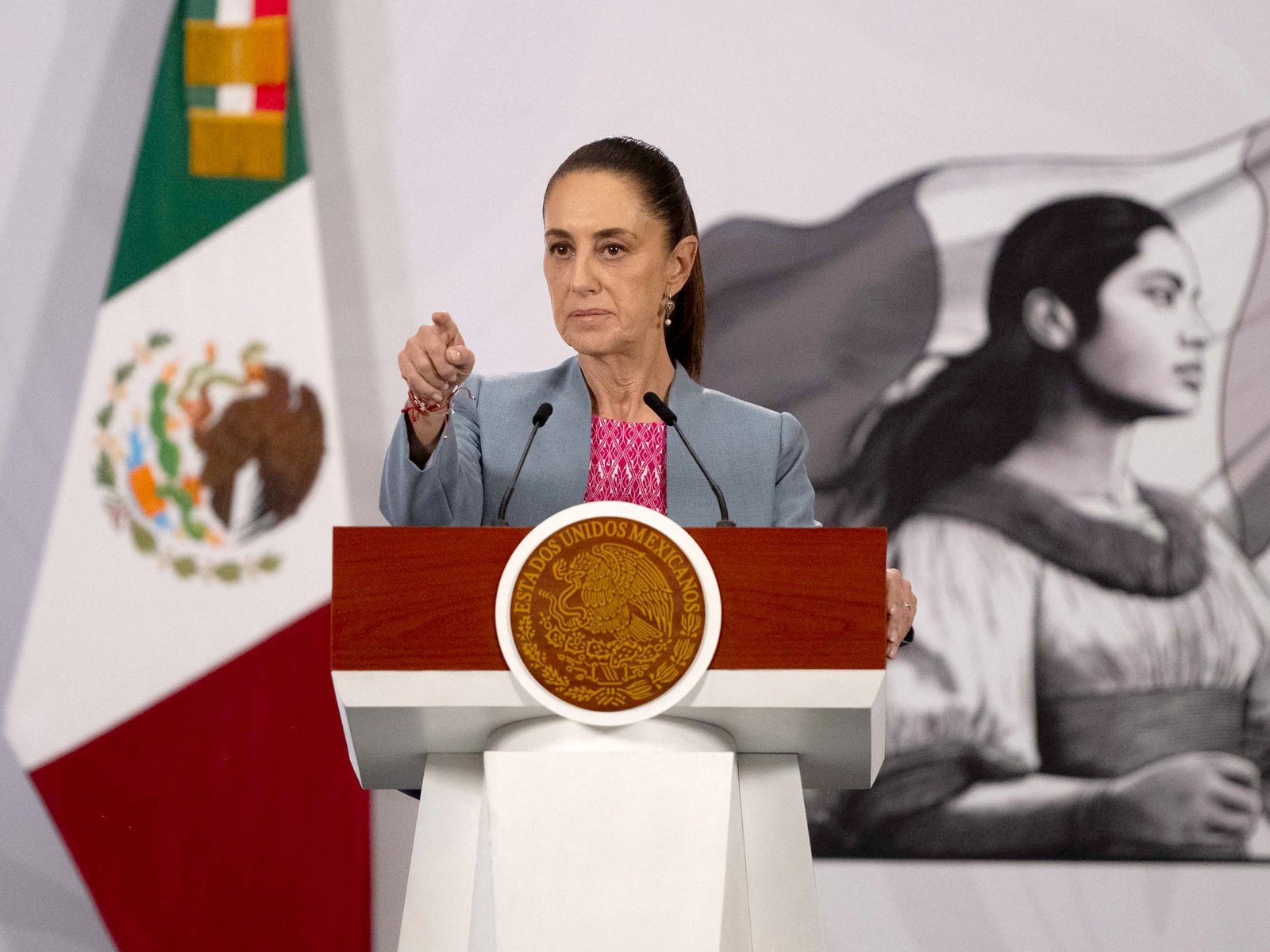 La presidenta de México, Claudia Sheinbaum, habla en una conferencia de prensa matutina en la ciudad de México el 21 de abril [AFP]