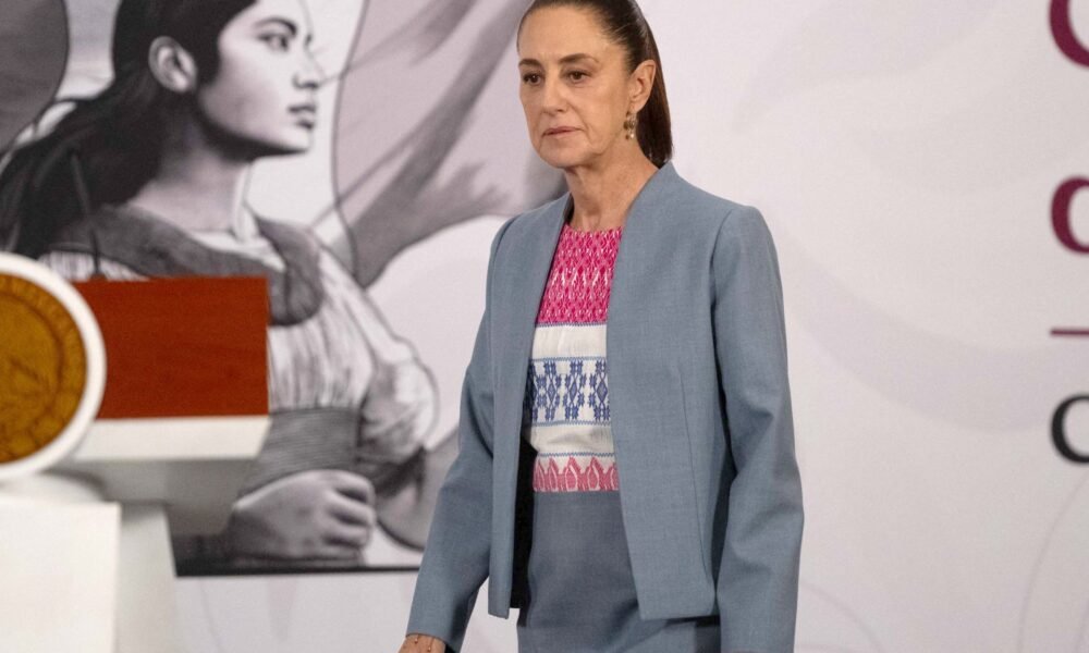 La presidenta de México, Claudia Sheinbaum, llega para su conferencia matutina de prensa en el Palacio Nacional en Ciudad de México [Marco Gonzalez/AFP]