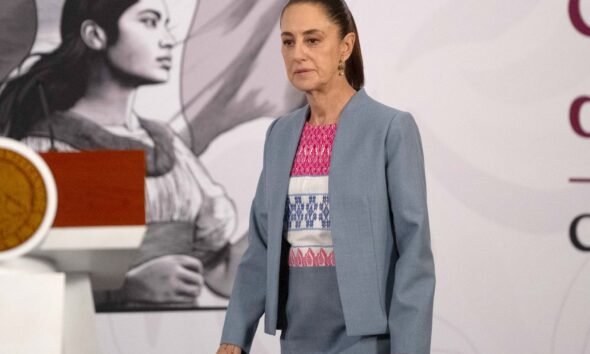 La presidenta de México, Claudia Sheinbaum, llega para su conferencia matutina de prensa en el Palacio Nacional en Ciudad de México [Marco Gonzalez/AFP]