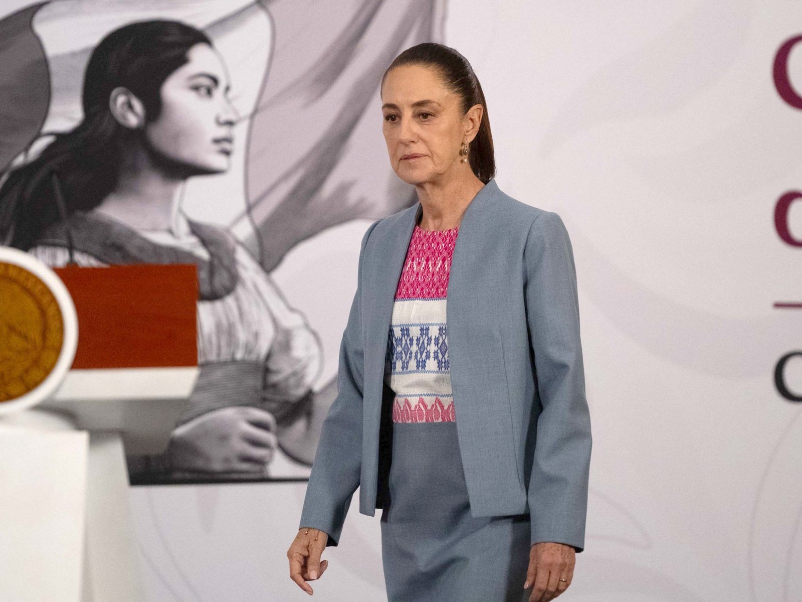 La presidenta de México, Claudia Sheinbaum, llega para su conferencia matutina de prensa en el Palacio Nacional en Ciudad de México [Marco Gonzalez/AFP]