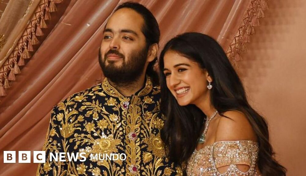 Anant Ambani con su esposa. Es hijo del multimillonario Mukesh Ambani, quien es considerado el hombre más rico de Asia.