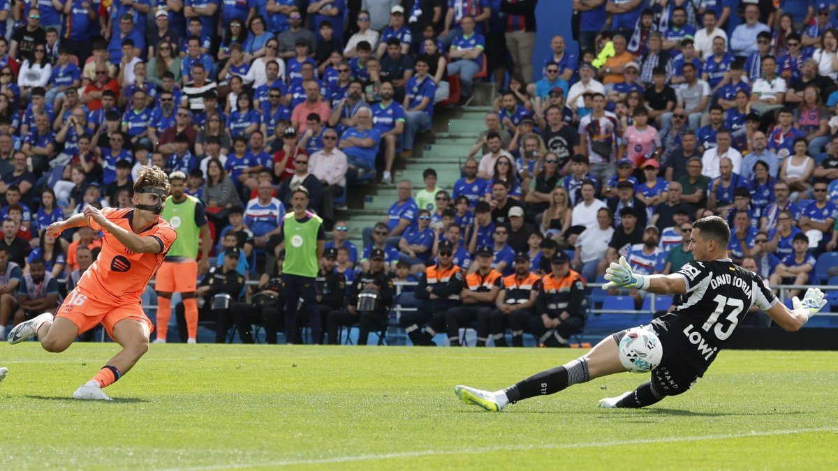 Fermín hizo el 0-1 del Barcelona en Getafe con este remate. CHEMA REY