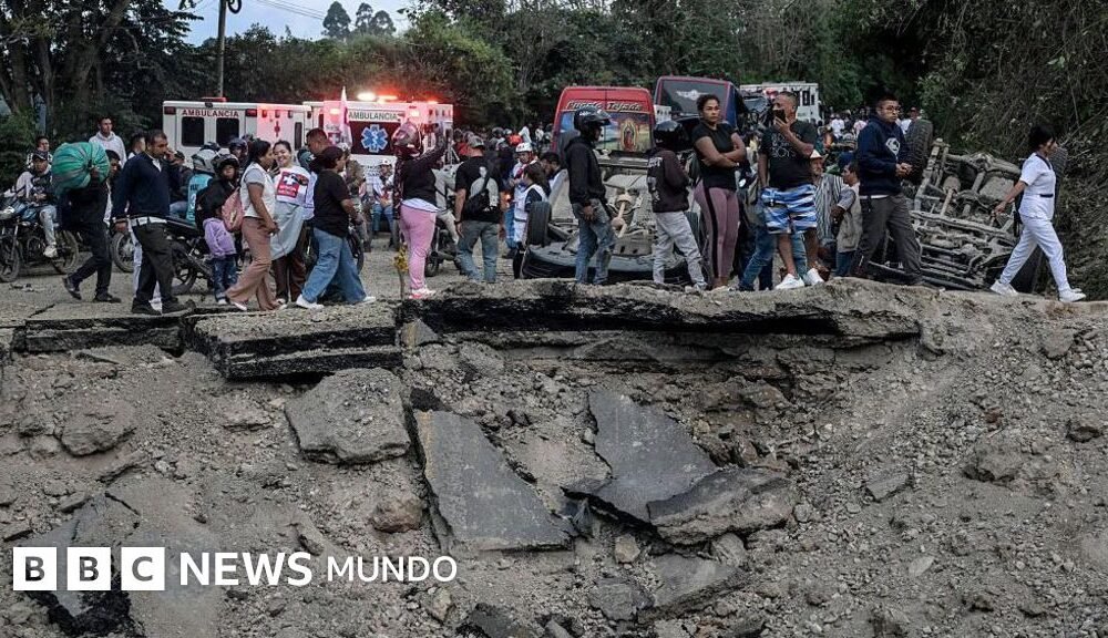 Un socavón provocado por la explosión.