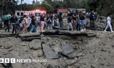 Un socavón provocado por la explosión.