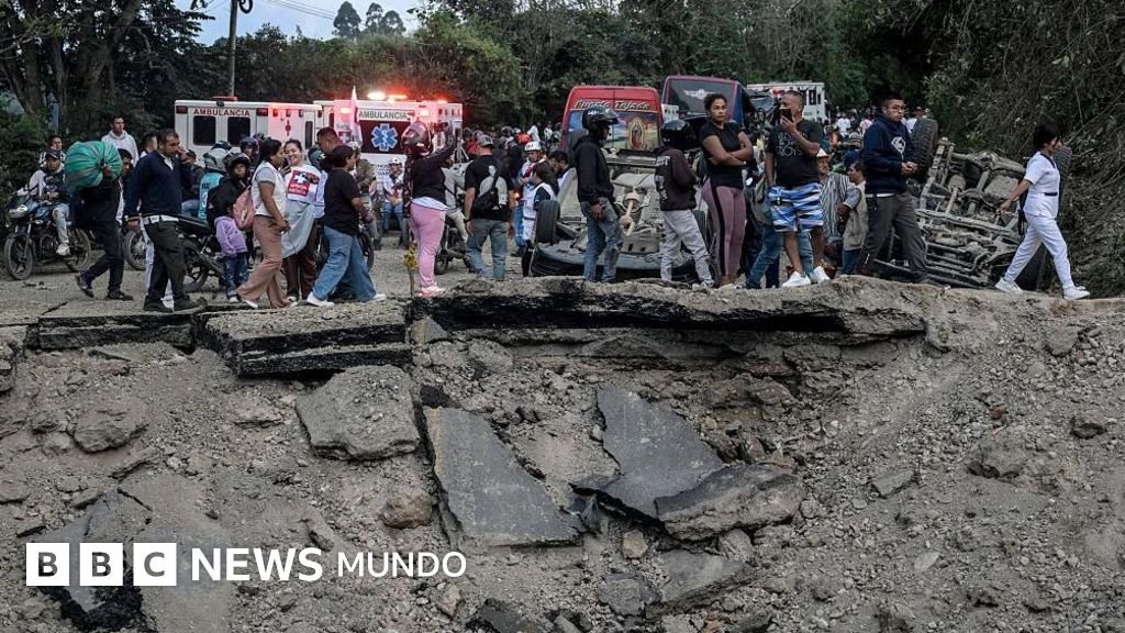Un socavón provocado por la explosión.