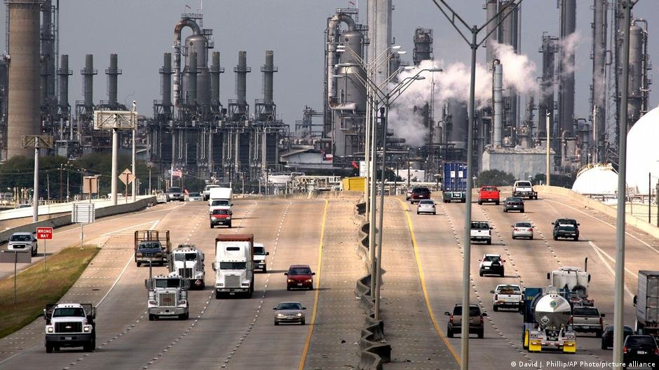 A la nueva cumbre en Santa Marta, Colombia, no fueron invitados países, cuyos Gobiernos niegan el cambio climático o no tienen la voluntad de alejarse de las energías fósiles. Imagen: David J. Phillip/AP Photo/picture alliance