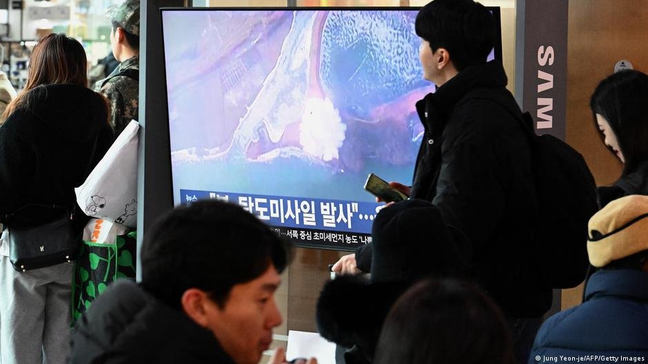 Kim Jong-un observa un ensayo de misil, seguido por reporteros. Foto: DW Español