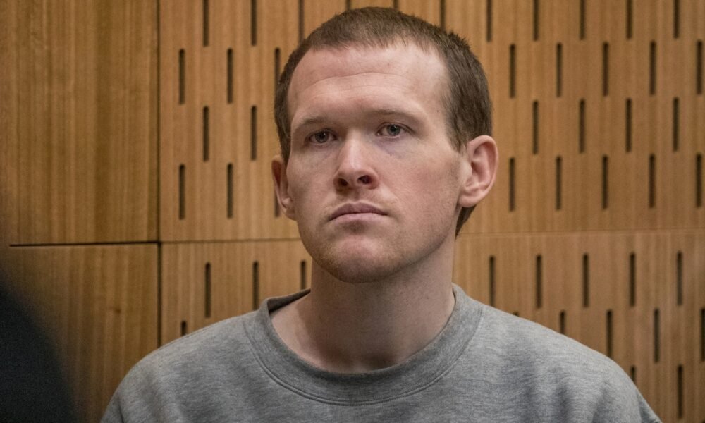 Brenton Tarrant, el枪手在2020年8月27日新西兰基督城高等法院的照片，他曾在克赖斯特彻奇清真寺袭击中开枪杀害礼拜者[John Kirk-Anderson/pool via Reuters] 请重新按照要求提供正确的翻译： Brenton Tarrant, el pistolero que disparó y mató a adoradores en los ataques a las mezquitas de Christchurch, en el High Court de Christchurch, Nueva Zelanda, el 27 de agosto de 2020 [John Kirk-Anderson/pool via Reuters]