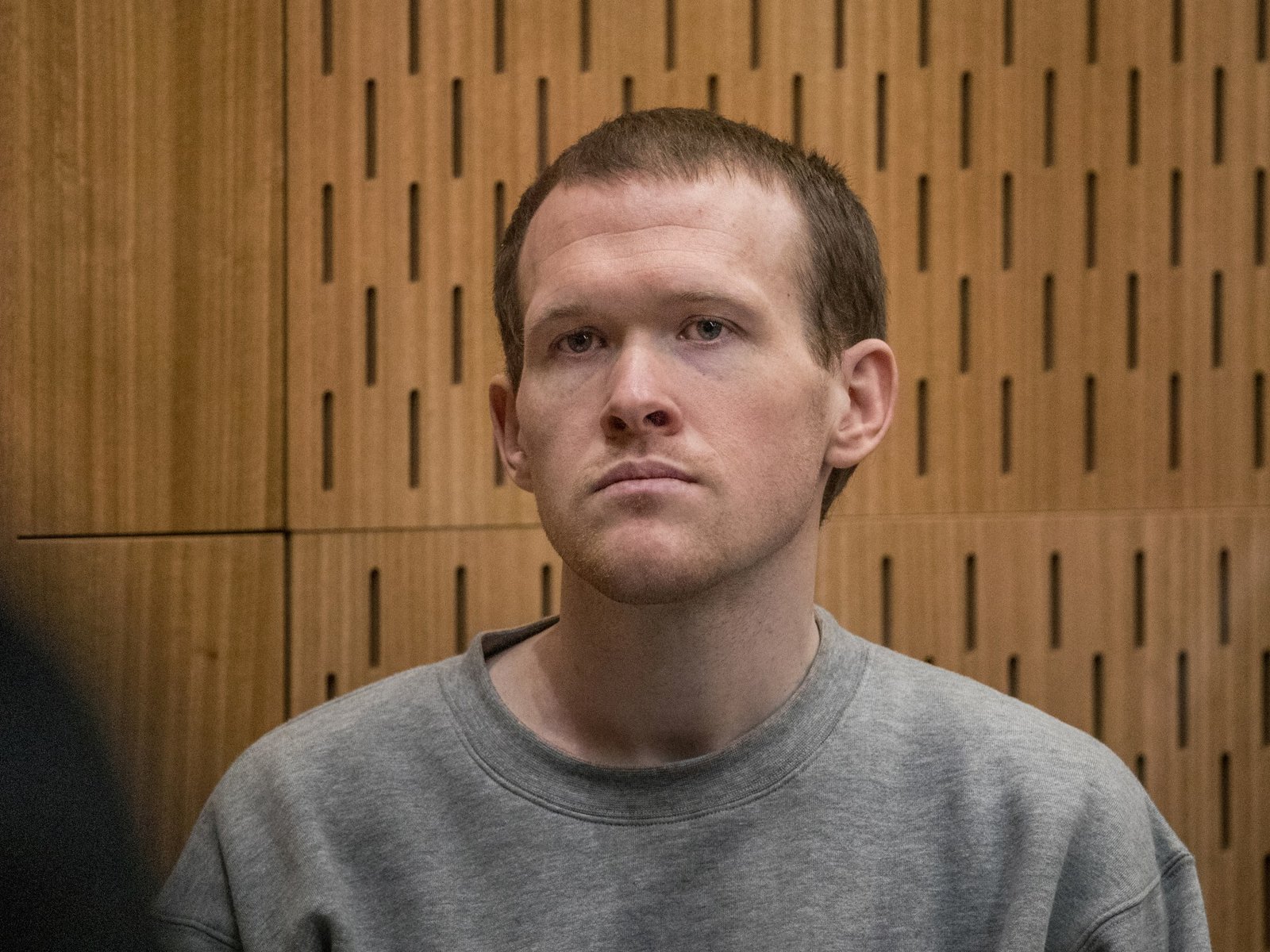 Brenton Tarrant, el枪手在2020年8月27日新西兰基督城高等法院的照片，他曾在克赖斯特彻奇清真寺袭击中开枪杀害礼拜者[John Kirk-Anderson/pool via Reuters] 请重新按照要求提供正确的翻译： Brenton Tarrant, el pistolero que disparó y mató a adoradores en los ataques a las mezquitas de Christchurch, en el High Court de Christchurch, Nueva Zelanda, el 27 de agosto de 2020 [John Kirk-Anderson/pool via Reuters]