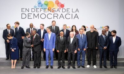 Foto de familia de los líderes progresistas reunidos este sábado en Barcelona, entre los que se encuentran Sánchez, Sheinbaum y Lula Foto: Massimiliano Minocri