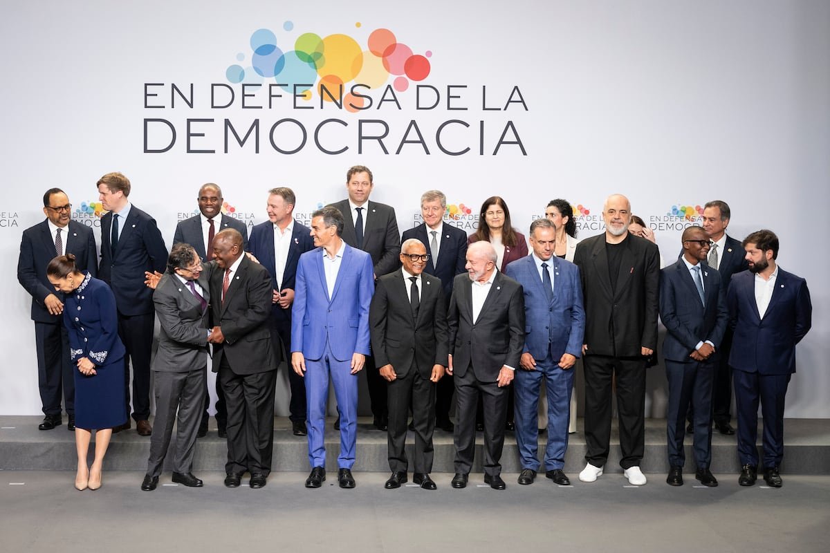 Foto de familia de los líderes progresistas reunidos este sábado en Barcelona, entre los que se encuentran Sánchez, Sheinbaum y Lula Foto: Massimiliano Minocri