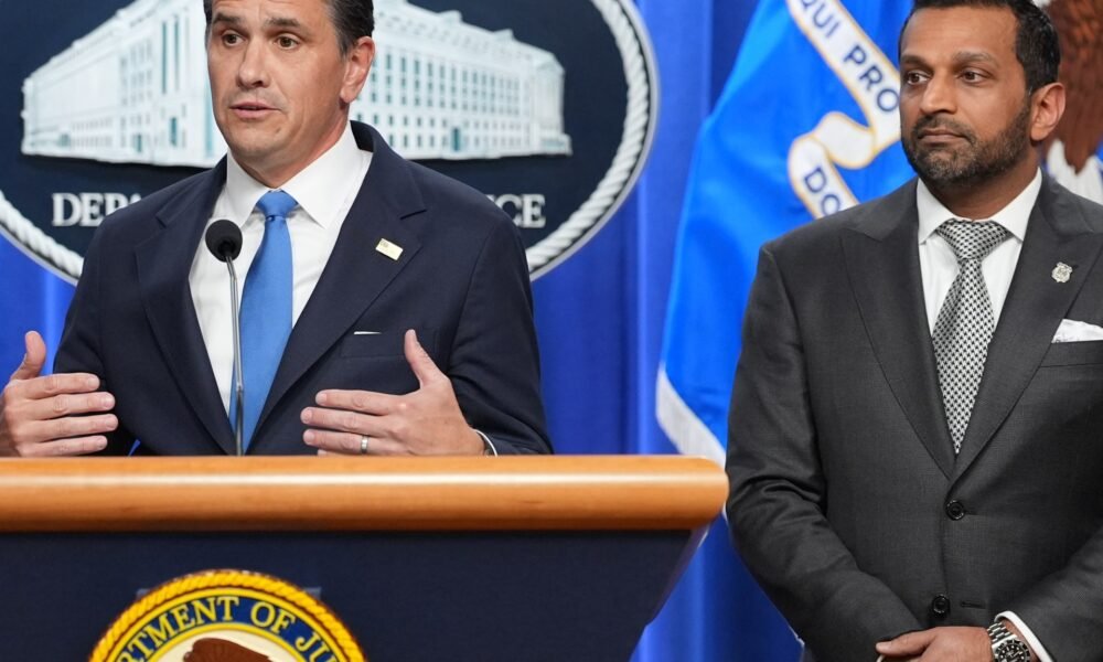 Fiscal General Ad Interim Todd Blanche habla junto a la Directora del FBI Kash Patel el 21 de abril [Foto: Jacquelyn Martin/AP Photo]