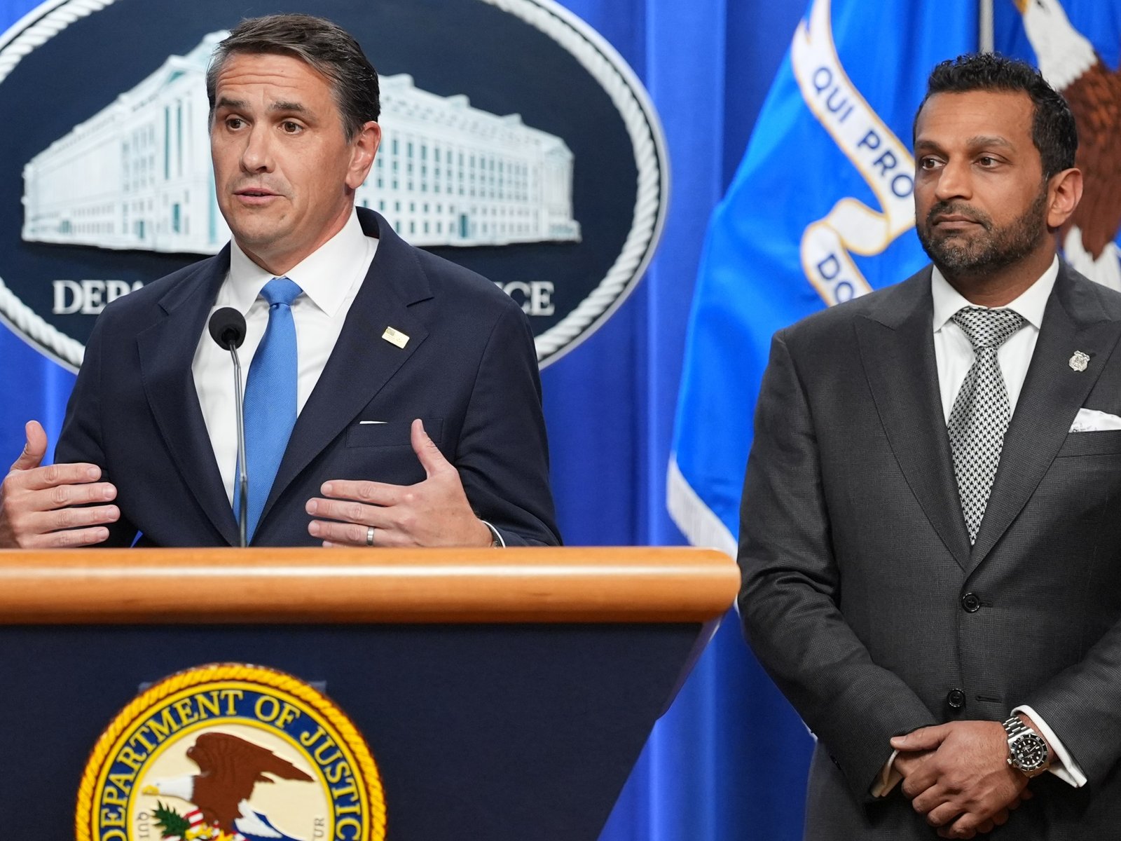 Fiscal General Ad Interim Todd Blanche habla junto a la Directora del FBI Kash Patel el 21 de abril [Foto: Jacquelyn Martin/AP Photo]