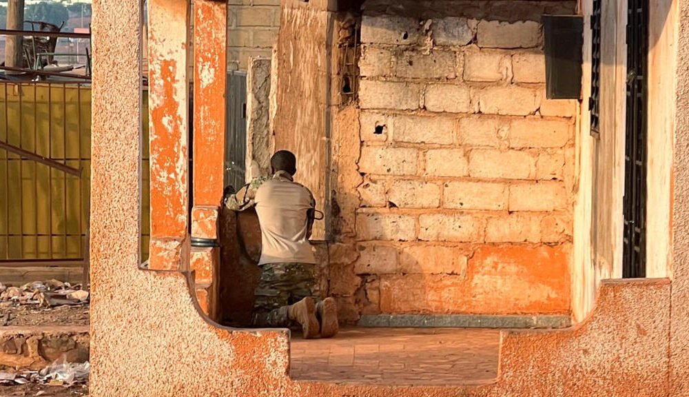 Soldados refuerzan posiciones en Bamako tras ataques a cuarteles militares. Foto: RFI English