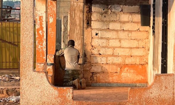 Soldados refuerzan posiciones en Bamako tras ataques a cuarteles militares. Foto: RFI English