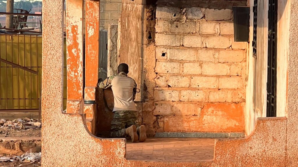 Soldados refuerzan posiciones en Bamako tras ataques a cuarteles militares. Foto: RFI English