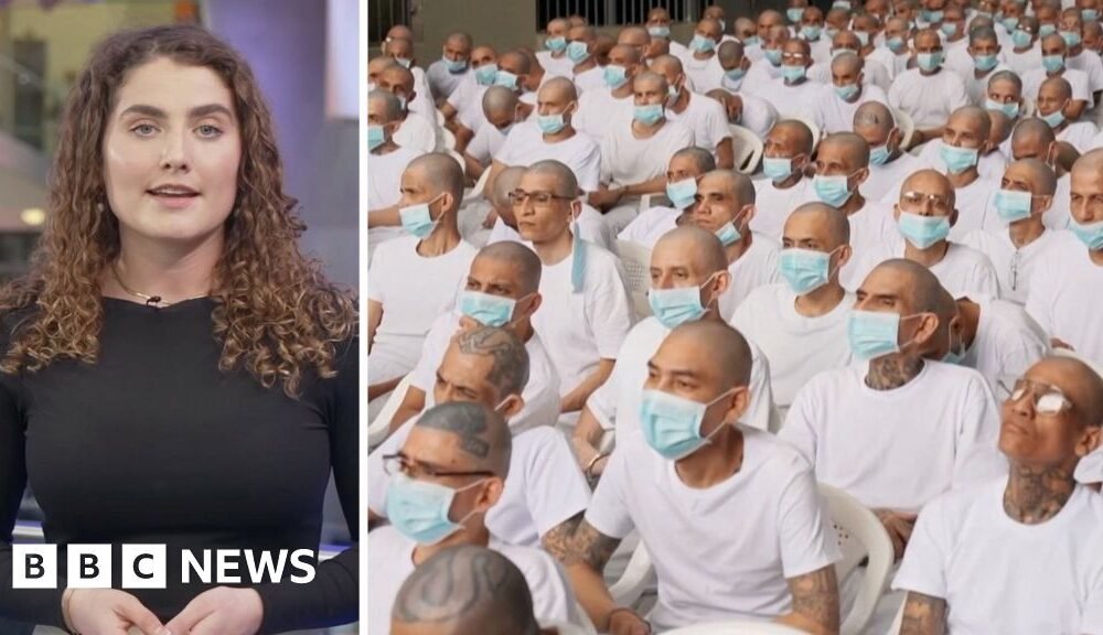 Pantalla dividida que muestra a la periodista Mimi Swaby a la izquierda y una imagen de varios hombres enjuiciados en una prisión