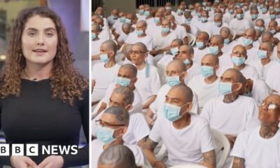 Pantalla dividida que muestra a la periodista Mimi Swaby a la izquierda y una imagen de varios hombres enjuiciados en una prisión