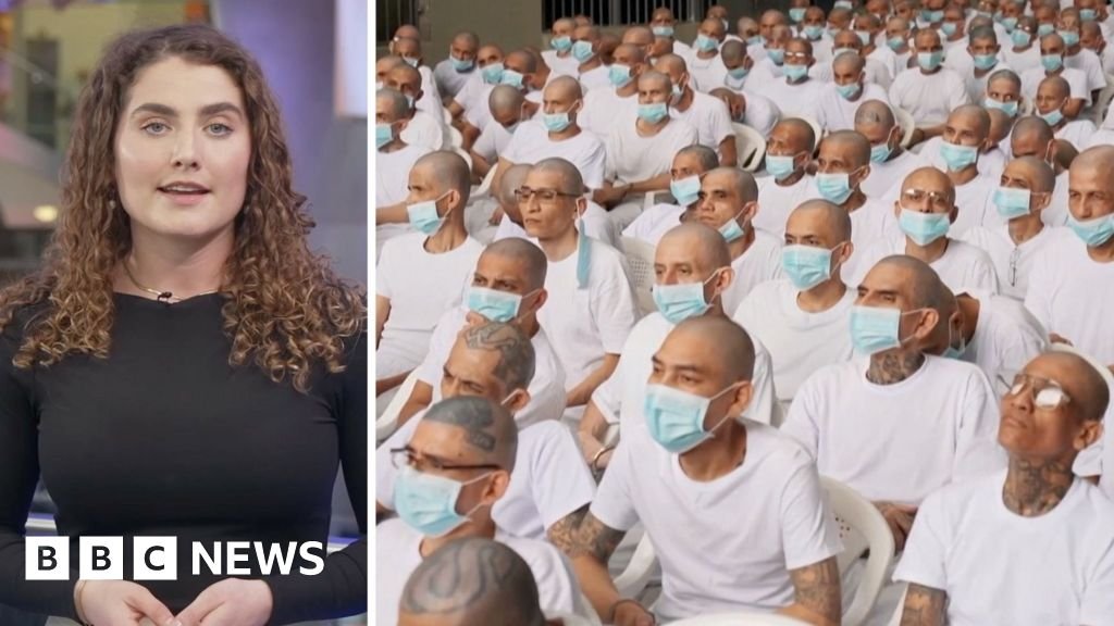 Pantalla dividida que muestra a la periodista Mimi Swaby a la izquierda y una imagen de varios hombres enjuiciados en una prisión