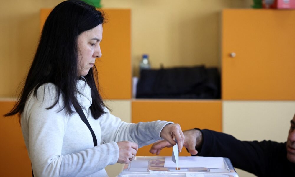 Una persona vota durante las elecciones parlamentarias, en Sofía, Bulgaria, 19 de abril de 2026. [Spasiyana Sergieva/Reuters]