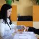 Una persona vota durante las elecciones parlamentarias, en Sofía, Bulgaria, 19 de abril de 2026. [Spasiyana Sergieva/Reuters]