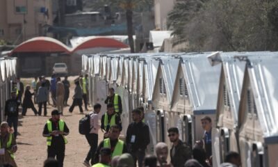 Palestinos en Gaza se dirigen hacia centros de votación improvisados para emitir su voto en las elecciones municipales celebradas el 25 de abril. [Abdelhakim Abu Riash/Al Jazeera]