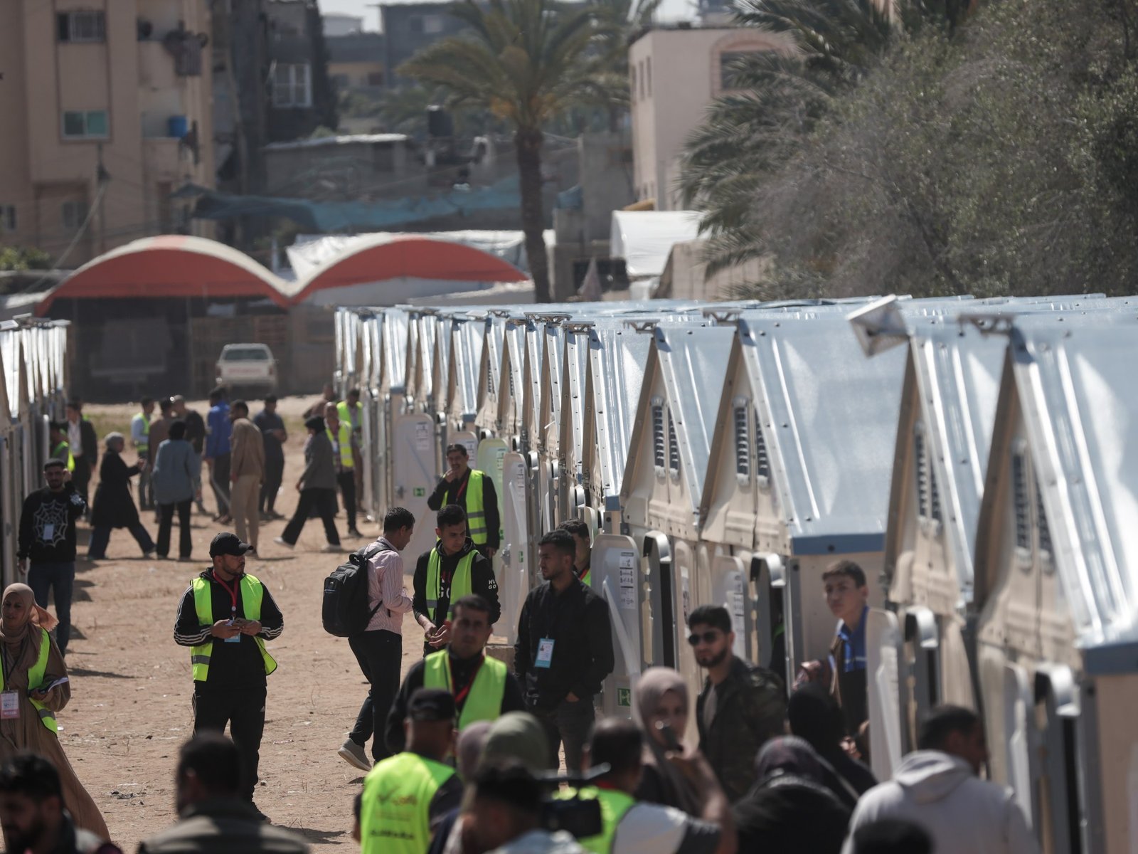 Palestinos en Gaza se dirigen hacia centros de votación improvisados para emitir su voto en las elecciones municipales celebradas el 25 de abril. [Abdelhakim Abu Riash/Al Jazeera]
