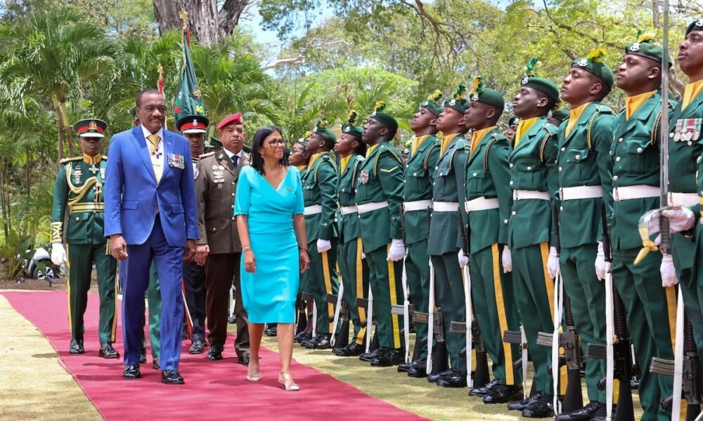 La presidenta encargada de Venezuela, Delcy Rodríguez (centro), caminando junto al presidente de Barbados, Jeffrey Bostic (centro izquierda), a su llegada a la casa de Gobierno de la isla este lunes, en Government Hill (Barbados), este lunes. @AlMomento_M (EFE)