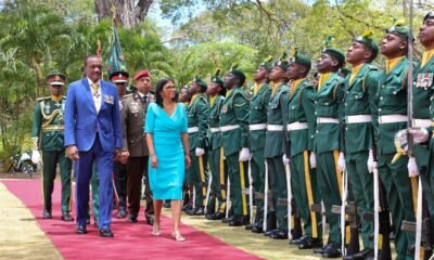 La presidenta encargada de Venezuela, Delcy Rodríguez (centro), caminando junto al presidente de Barbados, Jeffrey Bostic (centro izquierda), a su llegada a la casa de Gobierno de la isla este lunes, en Government Hill (Barbados), este lunes. @AlMomento_M (EFE)