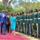 La presidenta encargada de Venezuela, Delcy Rodríguez (centro), caminando junto al presidente de Barbados, Jeffrey Bostic (centro izquierda), a su llegada a la casa de Gobierno de la isla este lunes, en Government Hill (Barbados), este lunes. @AlMomento_M (EFE)