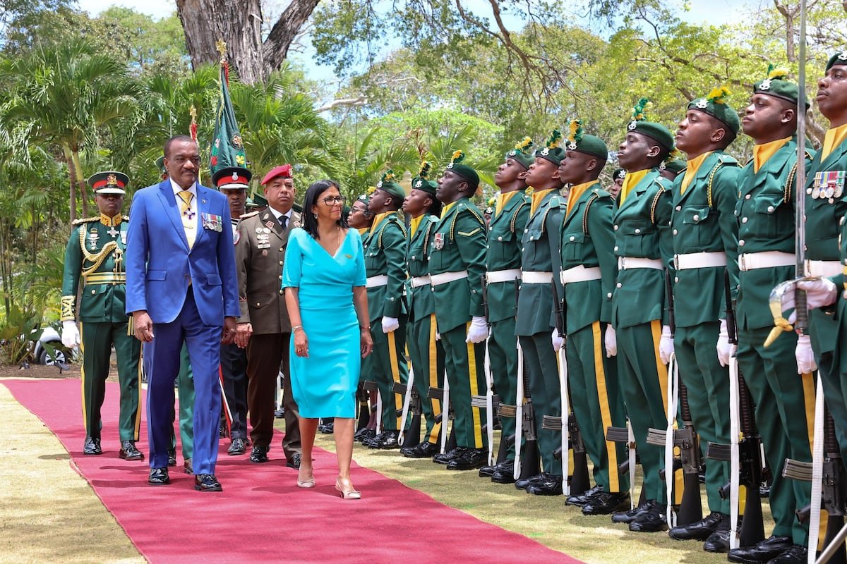 La presidenta encargada de Venezuela, Delcy Rodríguez (centro), caminando junto al presidente de Barbados, Jeffrey Bostic (centro izquierda), a su llegada a la casa de Gobierno de la isla este lunes, en Government Hill (Barbados), este lunes. @AlMomento_M (EFE)