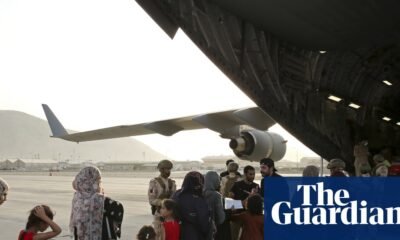 Afganos se preparan para ser evacuados a bordo de un avión de transporte qatarí en el aeropuerto internacional Hamid Karzai de Kabul, Afganistán, el 18 de agosto de 2021. Foto: AP