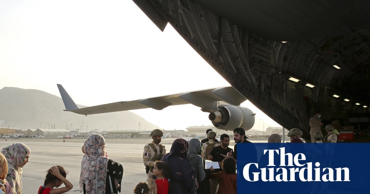 Afganos se preparan para ser evacuados a bordo de un avión de transporte qatarí en el aeropuerto internacional Hamid Karzai de Kabul, Afganistán, el 18 de agosto de 2021. Foto: AP
