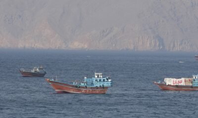 Ships y tanqueros en el Estrecho de Ormuz frente a la costa de Musandam, Omán, 18 de abril de 2026 [Reuters]