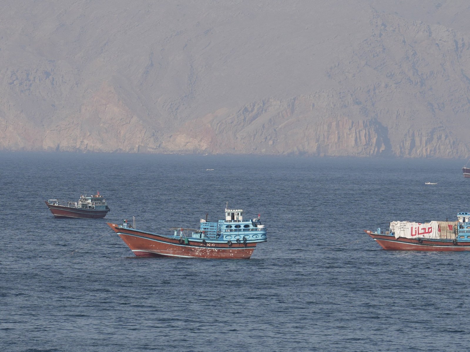 Ships y tanqueros en el Estrecho de Ormuz frente a la costa de Musandam, Omán, 18 de abril de 2026 [Reuters]