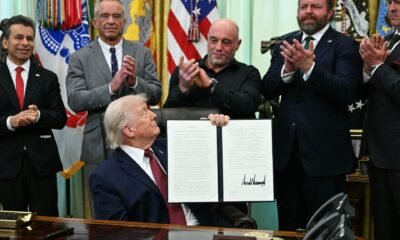 Donald Trump, presidente de los Estados Unidos, firma orden ejecutiva en la Oficina Oval para acelerar revisión de psicodélicos terapéuticos. Foto: Al Jazeera