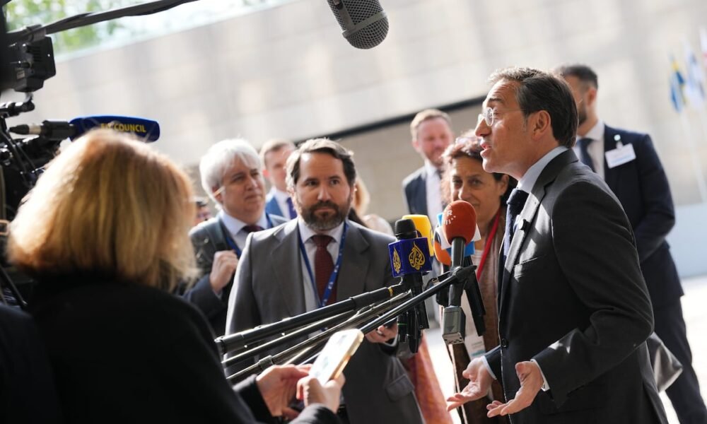 José Manuel Albares rodeado de periodistas, a su llegada a la reunión de ministros de Exteriores de la UE, este martes en Luxemburgo. Foto: Virginia Mayo (AP)