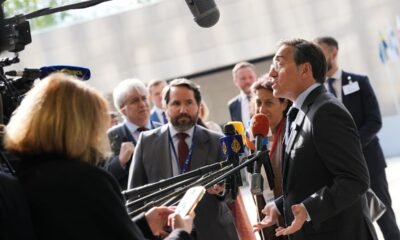 José Manuel Albares rodeado de periodistas, a su llegada a la reunión de ministros de Exteriores de la UE, este martes en Luxemburgo. Foto: Virginia Mayo (AP)