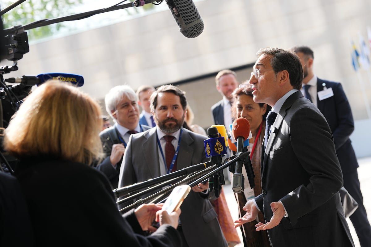 José Manuel Albares rodeado de periodistas, a su llegada a la reunión de ministros de Exteriores de la UE, este martes en Luxemburgo. Foto: Virginia Mayo (AP)