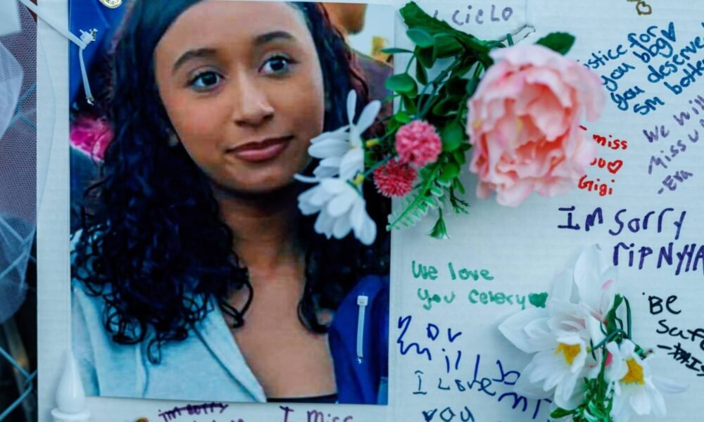 Fotos, notas y flores son algunos de los objetos dejados en un memorial para Celeste Rivas Hernández en Lake Elsinore. Gina Ferazzi / Los Angeles Times via Getty Images