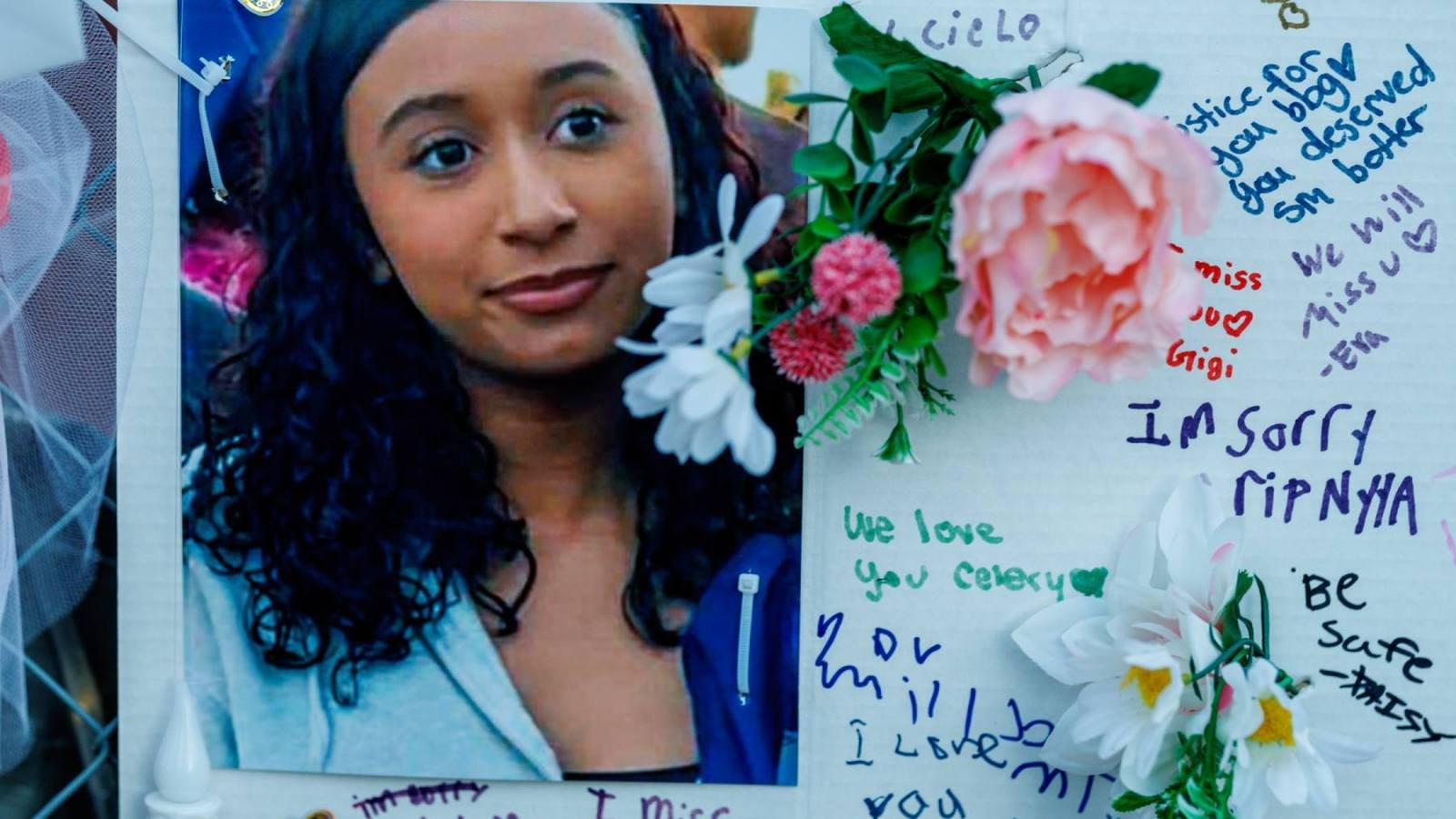 Fotos, notas y flores son algunos de los objetos dejados en un memorial para Celeste Rivas Hernández en Lake Elsinore. Gina Ferazzi / Los Angeles Times via Getty Images