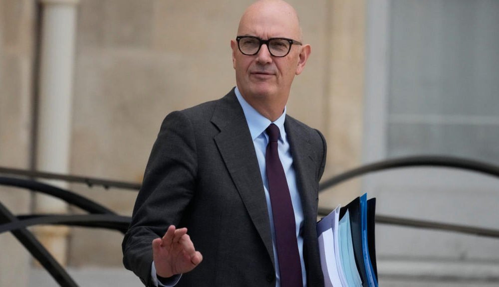 Sebastián Lecornu, primer ministro de Francia, durante una conferencia sobre gastos militares. Foto: RFI English