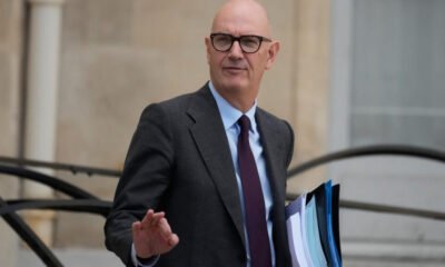 Sebastián Lecornu, primer ministro de Francia, durante una conferencia sobre gastos militares. Foto: RFI English