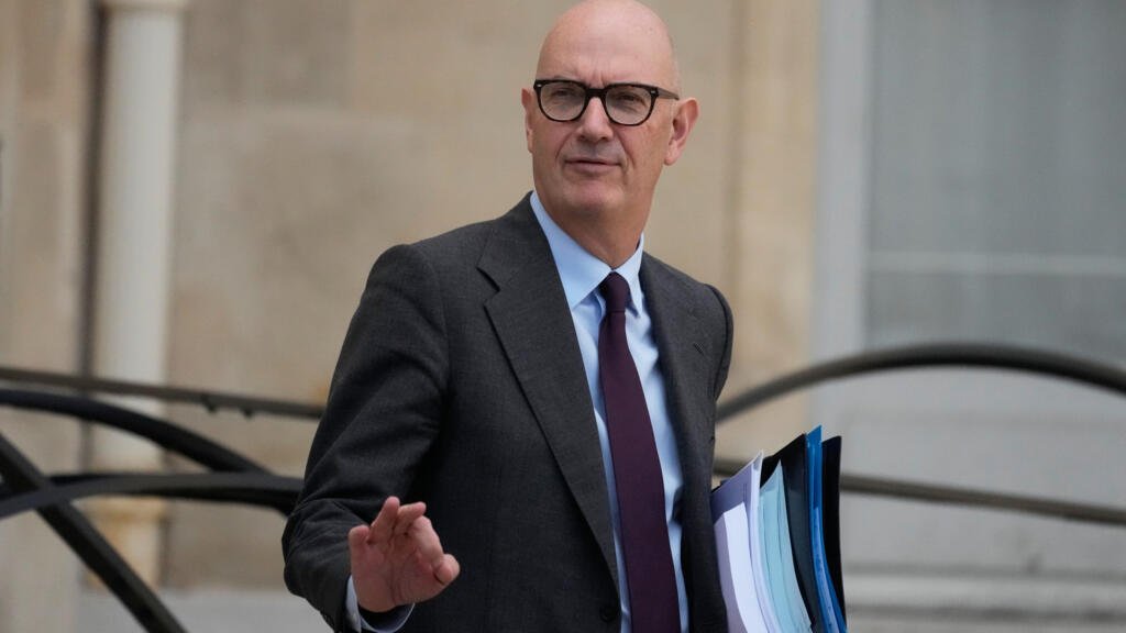 Sebastián Lecornu, primer ministro de Francia, durante una conferencia sobre gastos militares. Foto: RFI English