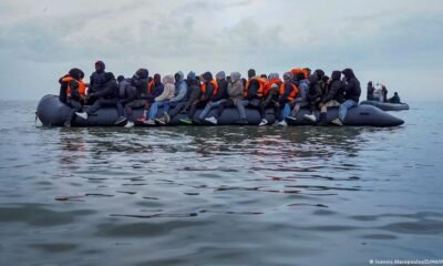 Migrantes abordan una embarcación en la playa de Dunkerque, en la costa francesa, para intentar cruzar el canal de la Mancha (13.04.2026) Imagen: Ioannis Alexopoulos/ZUMA/IMAGO