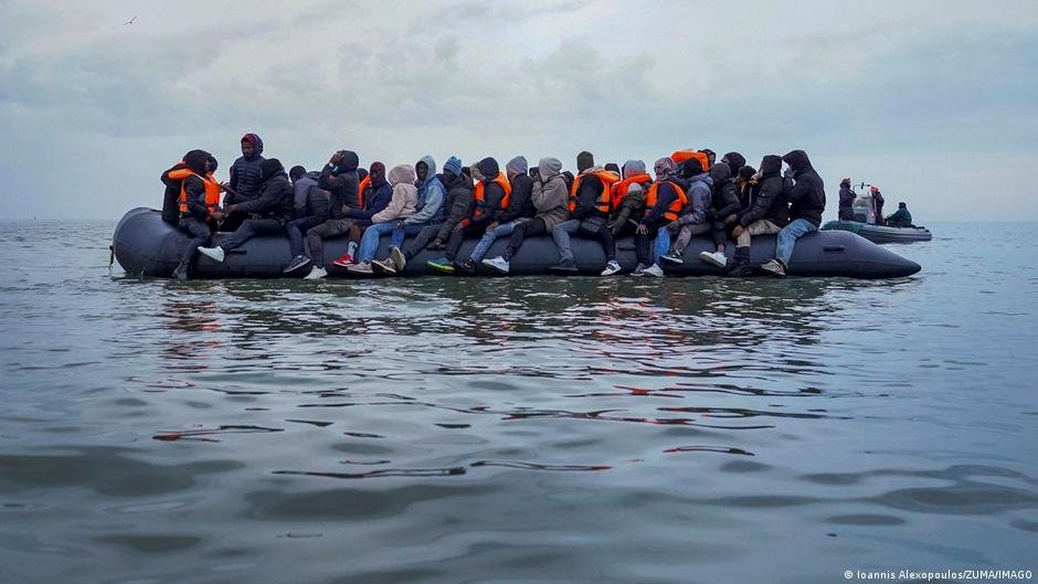 Migrantes abordan una embarcación en la playa de Dunkerque, en la costa francesa, para intentar cruzar el canal de la Mancha (13.04.2026) Imagen: Ioannis Alexopoulos/ZUMA/IMAGO