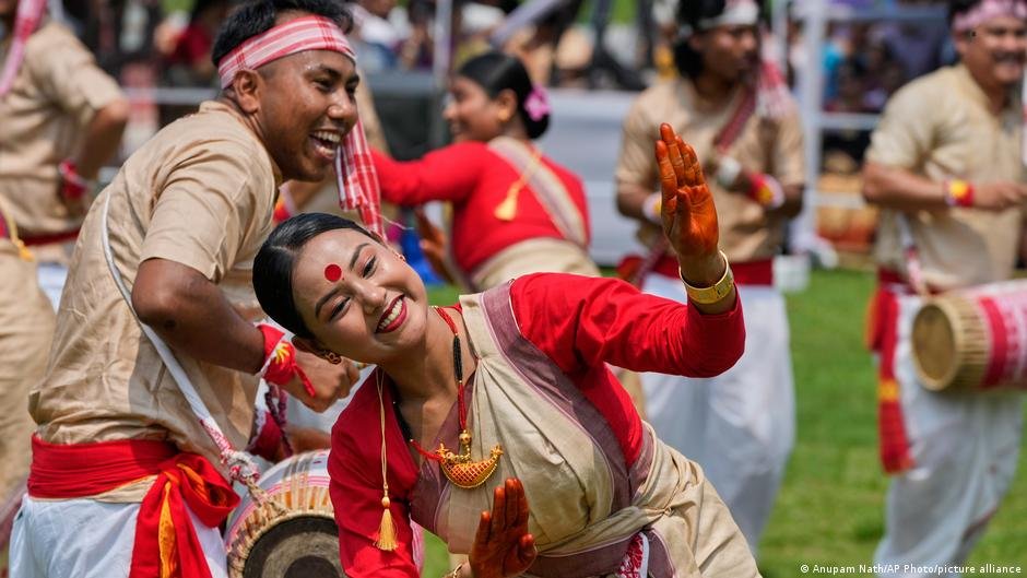 Festivales relacionados con la agricultura son comunes en partes de India, pero los desafíos de las temperaturas crecientes están cambiando el panorama de la agricultura Foto: Anupam Nath/AP Photo/picture alliance